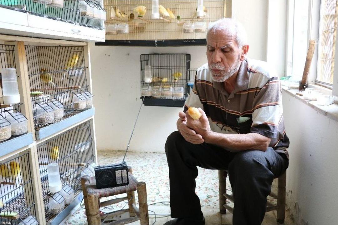 Kuşlarına T&uuml;rk Sanat M&uuml;ziği Dinletiyor