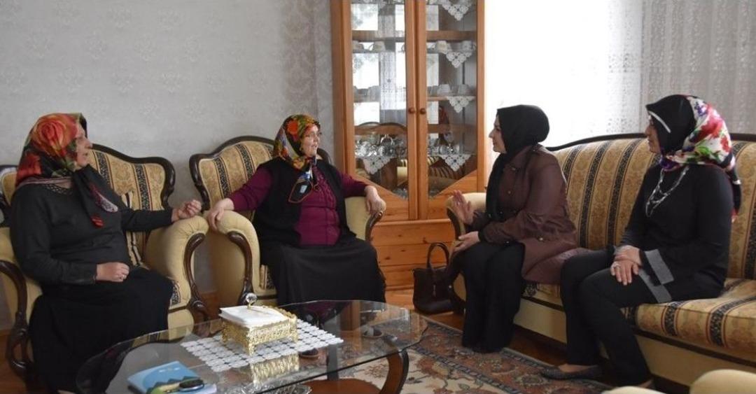 Fatma &Ccedil;olakbayrakdar Okuma Yazma &Ouml;ğrenen Kursiyerleri Ziyaret Etti