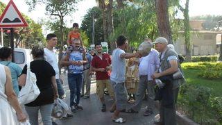 Görme Engelli Vatandaş Darbuka Çalıp Türkü Söyleyerek Hayatını Kazanıyor