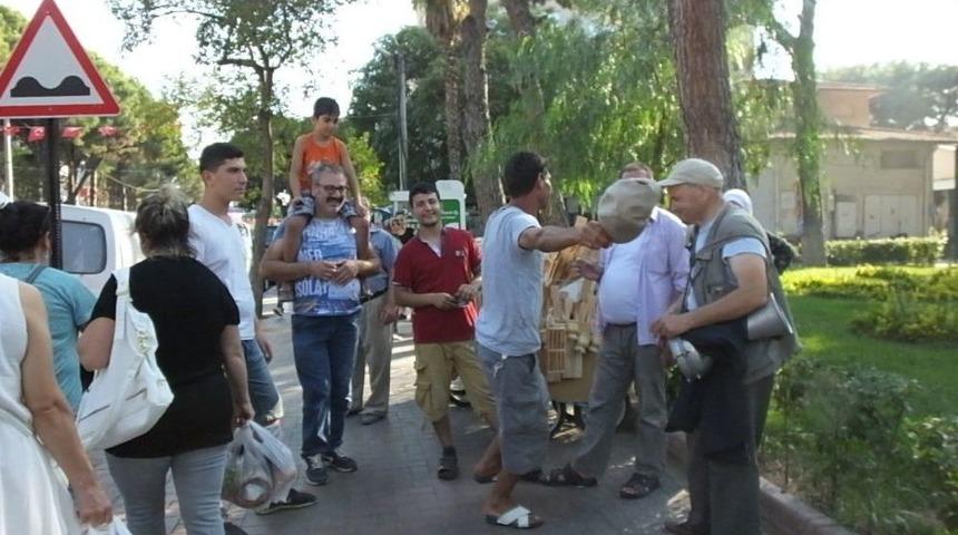 G&ouml;rme Engelli Vatandaş Darbuka &Ccedil;alıp T&uuml;rk&uuml; S&ouml;yleyerek Hayatını Kazanıyor