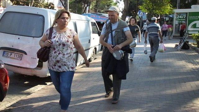 Görme Engelli Vatandaş Darbuka Çalıp Türkü Söyleyerek Hayatını Kazanıyor