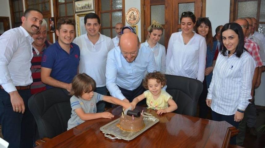Personelden Başkan &Ouml;zcan&rsquo;a Doğum G&uuml;n&uuml; S&uuml;rprizi