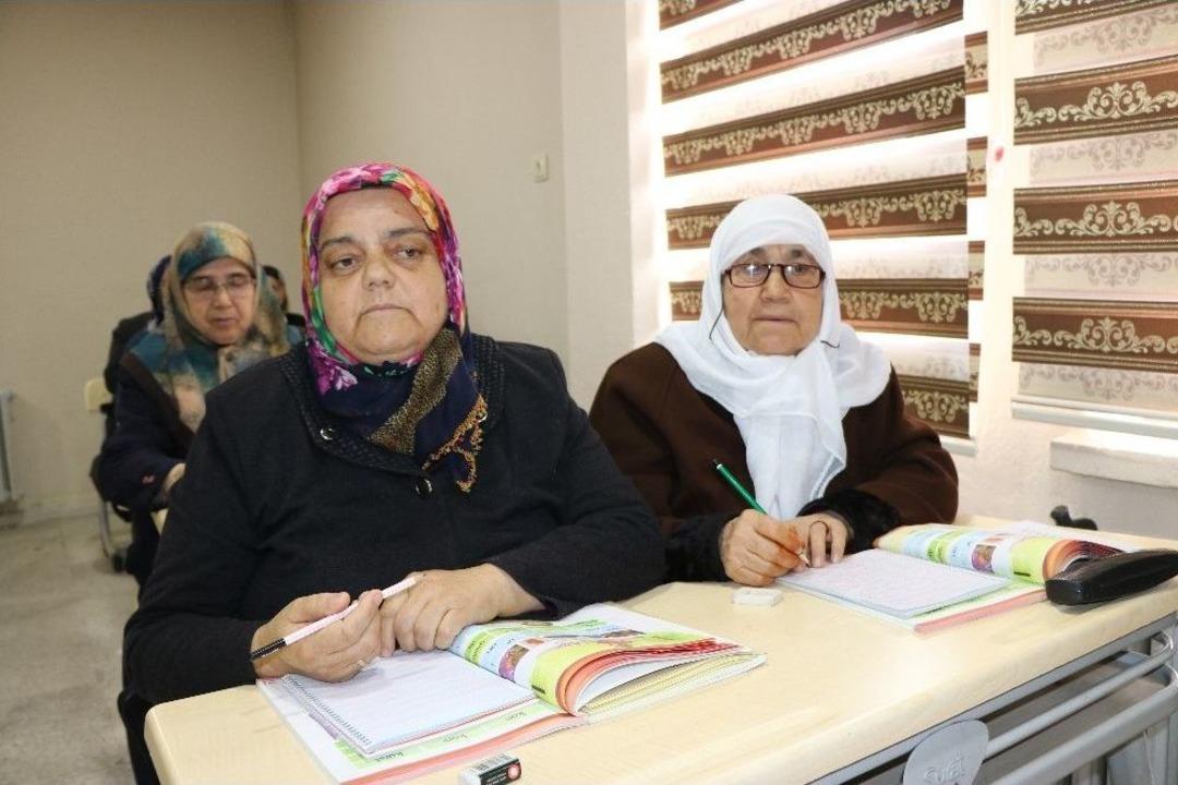 56 Yaşında Okuma Yazma &Ouml;ğrendi, "k&ouml;r Yatmışız, K&ouml;r Kalkmışız" Dedi