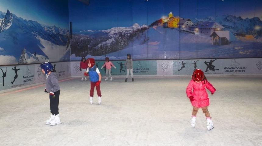 &Ccedil;ocukların Buz Pistinde Keyifli Eğitimi