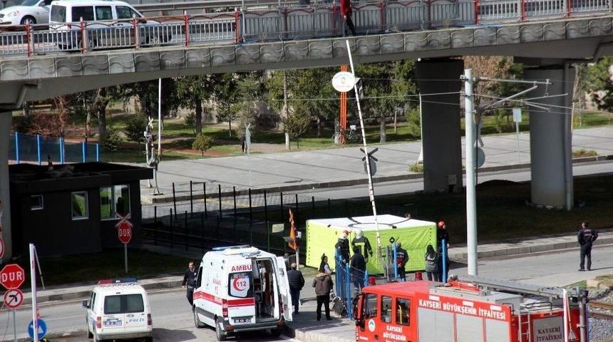K&ouml;pr&uuml;ye &Ccedil;ıkarak İntihar Etmek İstedi