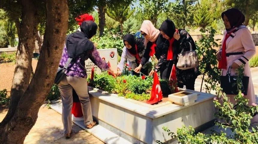 Kent Konseyi Üyeleri Şehit Mezarlarına Karanfil Bıraktılar