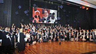 Genç Diş Hekimlerinin Mezuniyet Sevinci