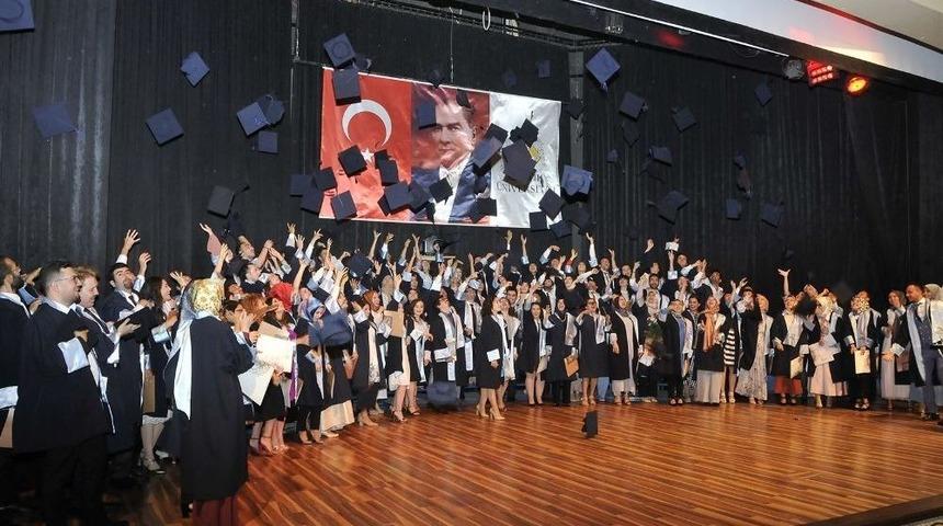 Genç Diş Hekimlerinin Mezuniyet Sevinci