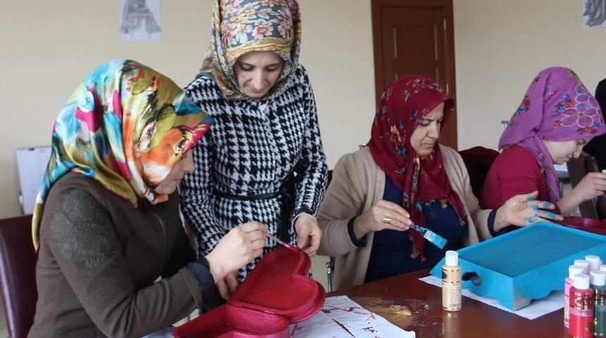 Siirt&rsquo;te Kadınlara Y&ouml;nelik Ahşap Boyama Kursu A&ccedil;ıldı