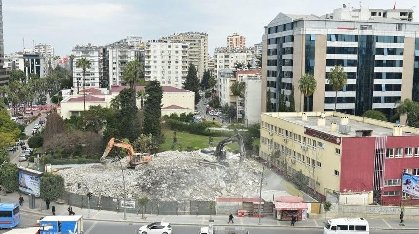 Başkan S&ouml;zl&uuml;, Yeni &lsquo;kent Meydanı&rsquo; Alanını İnceledi