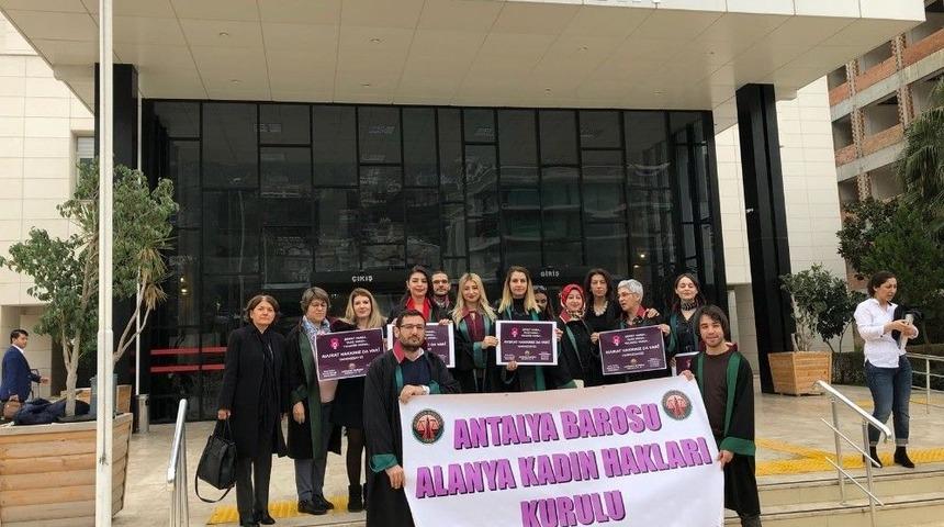 Avukatlar, 8 Mart D&uuml;nya Kadınlar G&uuml;n&uuml;&rsquo; İ&ccedil;in Bir Araya Geldi