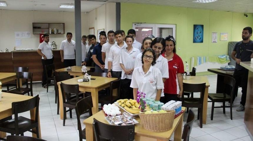 Beyaz Kalpler &Ouml;ğrencilerine Protein Desteği