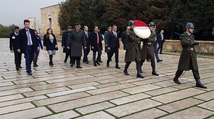 Kktc Başbakanı Erh&uuml;rman Anıtkabir&rsquo;de