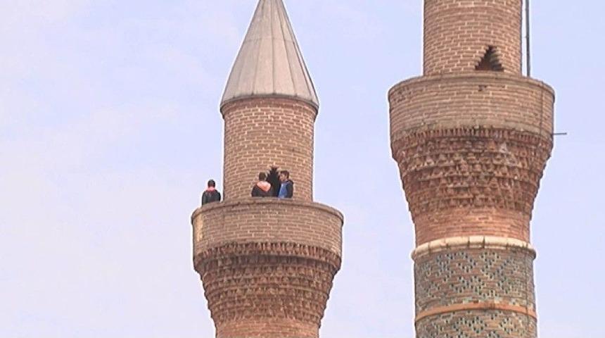 Tarihi Minarede Tehlikeli &Ouml;z&ccedil;ekim