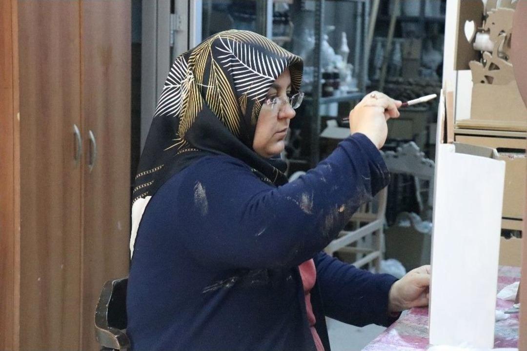 Ahşap Boyama Yapan Kadınlar Aile B&uuml;t&ccedil;elerine Destek Oluyorlar
