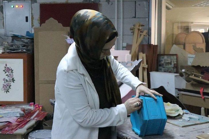 Ahşap Boyama Yapan Kadınlar Aile Bütçelerine Destek Oluyorlar G2