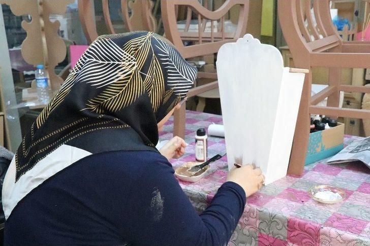 Ahşap Boyama Yapan Kadınlar Aile Bütçelerine Destek Oluyorlar G3