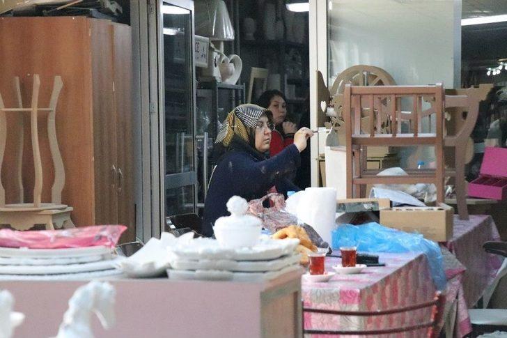Ahşap Boyama Yapan Kadınlar Aile Bütçelerine Destek Oluyorlar G4