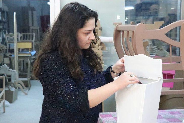 Ahşap Boyama Yapan Kadınlar Aile Bütçelerine Destek Oluyorlar G5