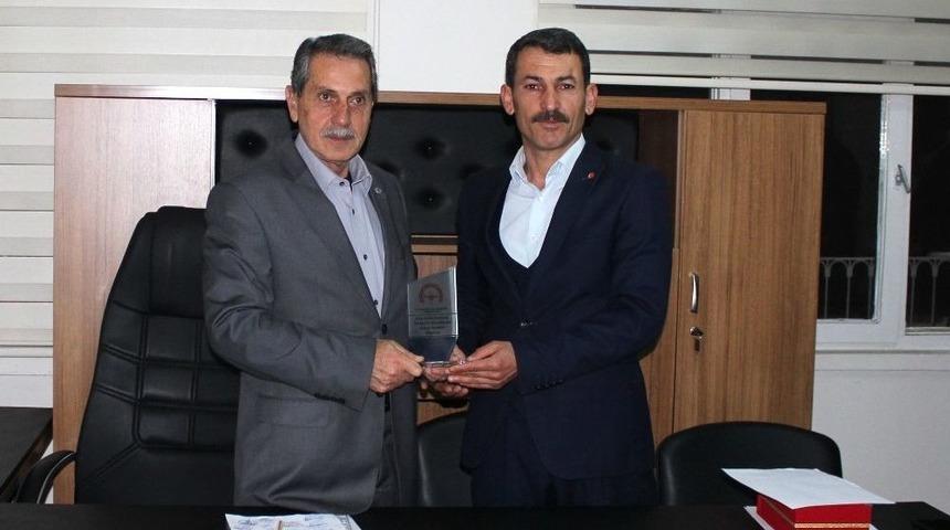 Vali Kalkancı&rsquo;yu Muhtarlardan Plaket