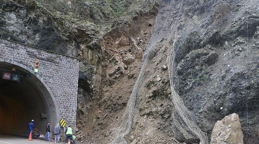 Karab&uuml;k - Yenice Karayolunda Heyelan Tehlikesi