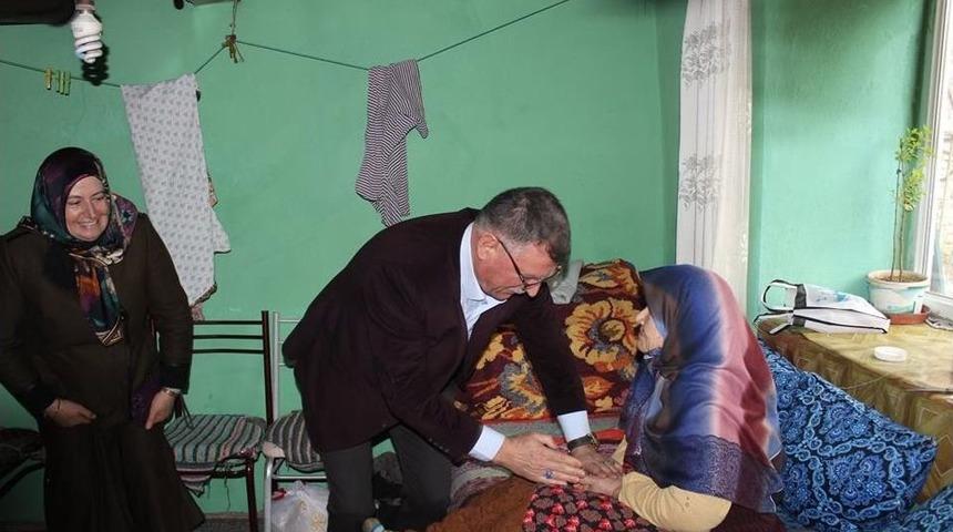 Başkan Duymuş Hasta Ve Yaşlıları Ziyaret Etti