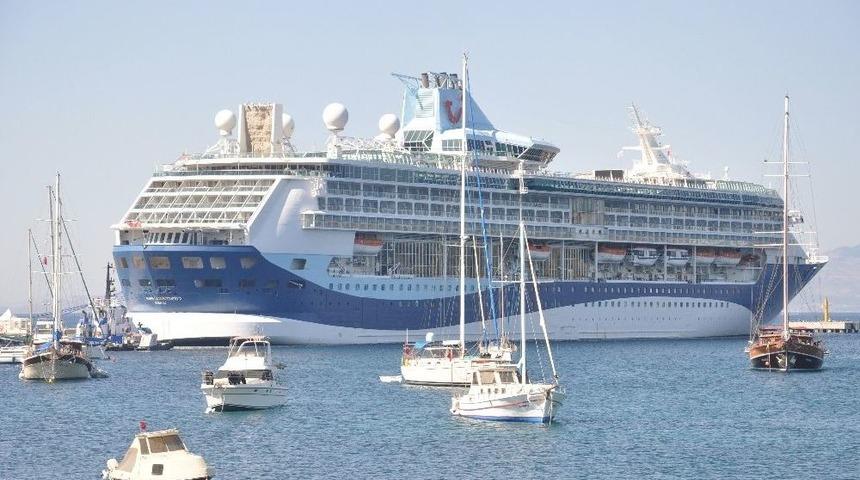 Gemiden İnen Turistler Alışverişe Koştu