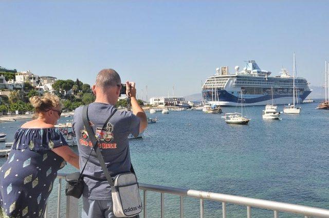 Gemiden İnen Turistler Alışverişe Koştu