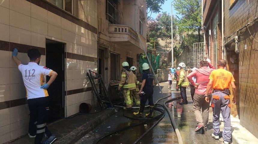 Odun Deposunda &Ccedil;ıkan Yangın Apartman Sakinlerine Panik Yaşattı