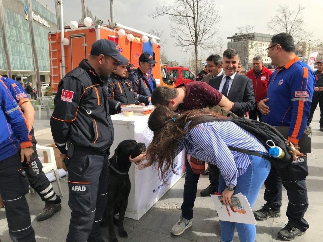 Deprem Haftası&rsquo;nda Arama Kurtarma Ekipleri Halkla Buluştu