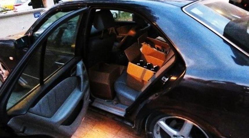 Durdurulan Otomobilden 204 Şişe Ka&ccedil;ak İ&ccedil;ki &Ccedil;ıktı