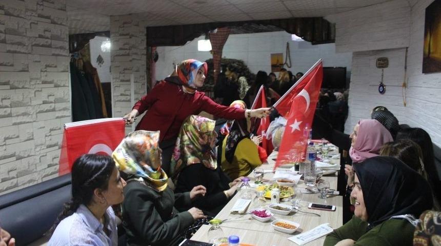 &Ccedil;alışan Kadınlara T&uuml;rk Bayrağı Ve Karanfil Dağıtıldı