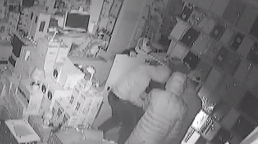 Kasa Hırsızları Önce Kameraya Sonra Polise Yakalandı