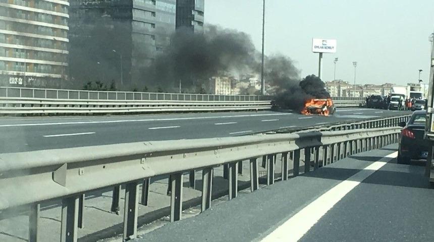 (&ouml;zel Haber) Tem&rsquo;de Seyir Halindeki Otomobil Alev Alev Yandı
