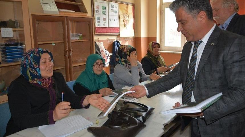 Şehzadeler&rsquo;de Okuma Yazma Seferberliğine B&uuml;y&uuml;k İlgi