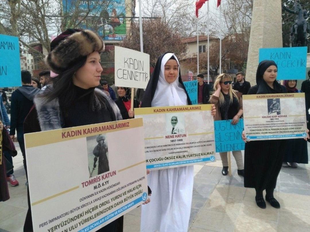 Tarihe Ge&ccedil;miş Kadınların Kost&uuml;mlerini Giyerek &lsquo;kadına Şiddete&rsquo; Hayır Dediler