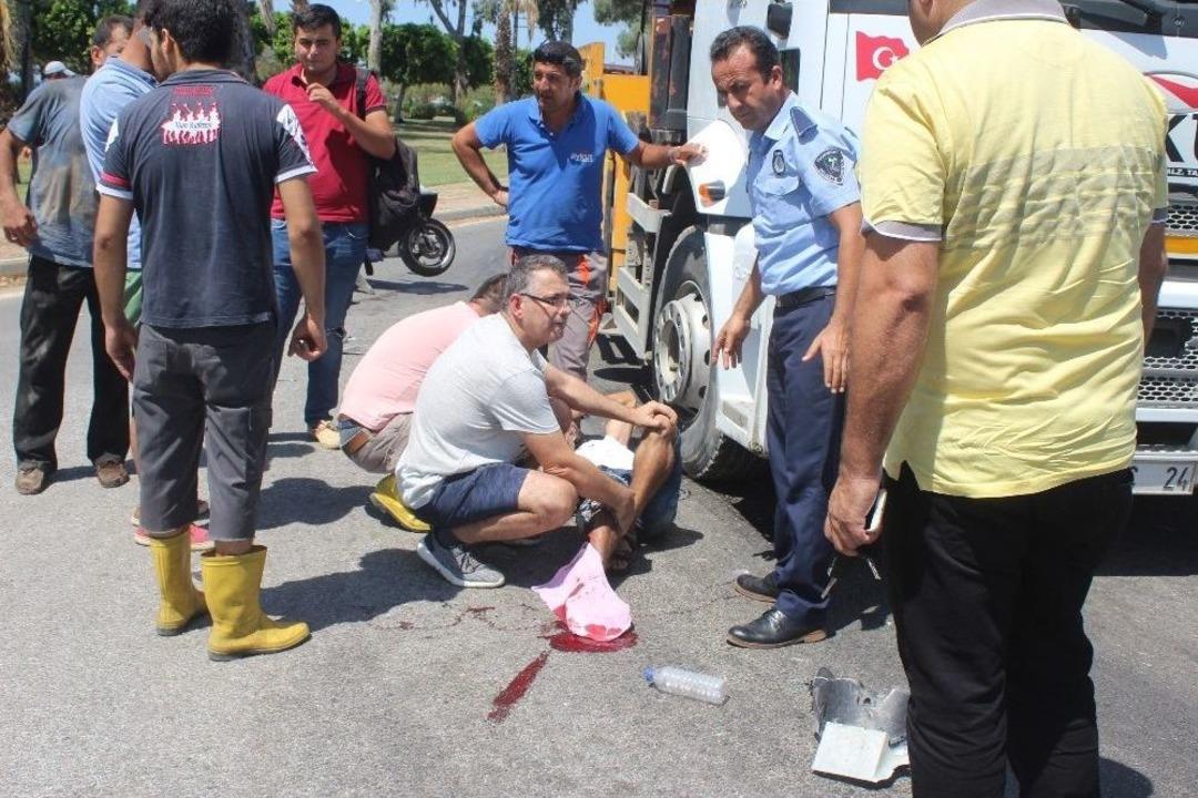 Yoldan &Ccedil;ıkıp S&uuml;r&uuml;klenen Motosiklet Ters Y&ouml;nden Gelen Kamyonun Altına Girdi
