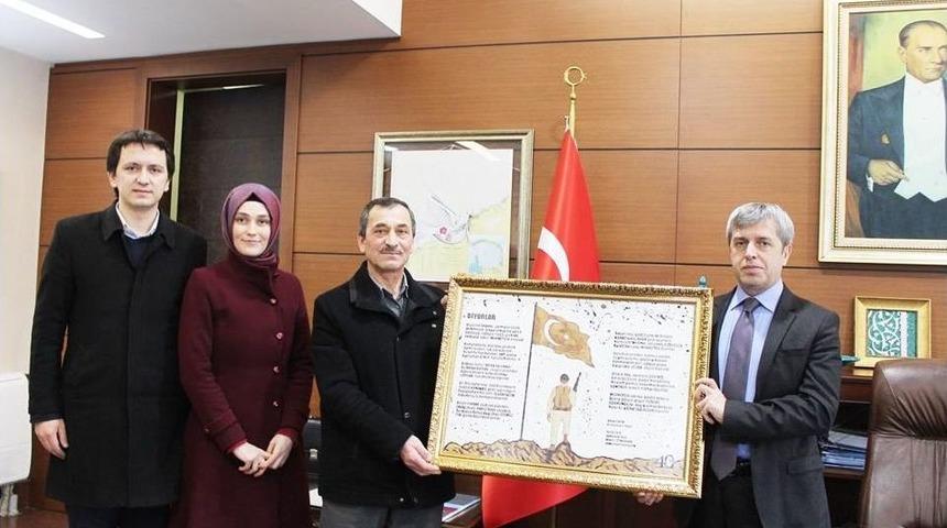 Kahve Şiirli Tablo Vali&rsquo;ye Hediye Edildi