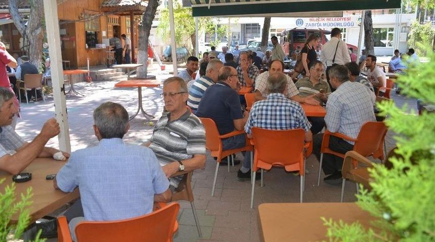 Sıcaktan Bunalan Vatandaşlar Parklarda Ve Bah&ccedil;elerde Serinlemeye &Ccedil;alıştı