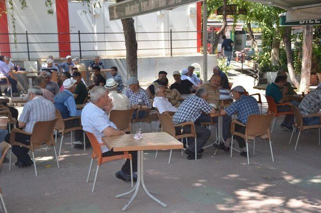 Sıcaktan Bunalan Vatandaşlar Parklarda Ve Bahçelerde Serinlemeye Çalıştı