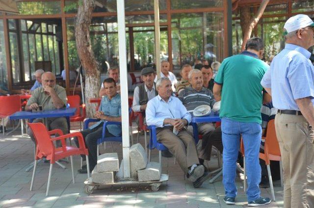 Sıcaktan Bunalan Vatandaşlar Parklarda Ve Bahçelerde Serinlemeye Çalıştı