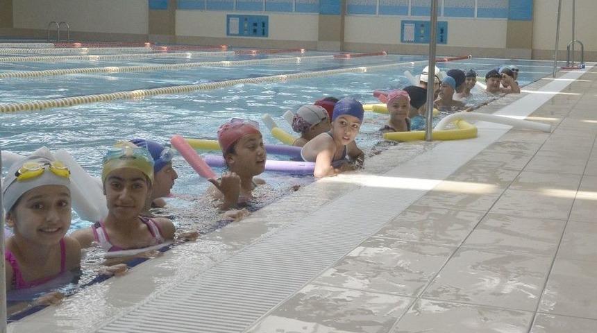 Kırsal Mahalle Sakini &Ccedil;ocuklara Tepebaşı Belediyesi&rsquo;nden Karne Hediyesi