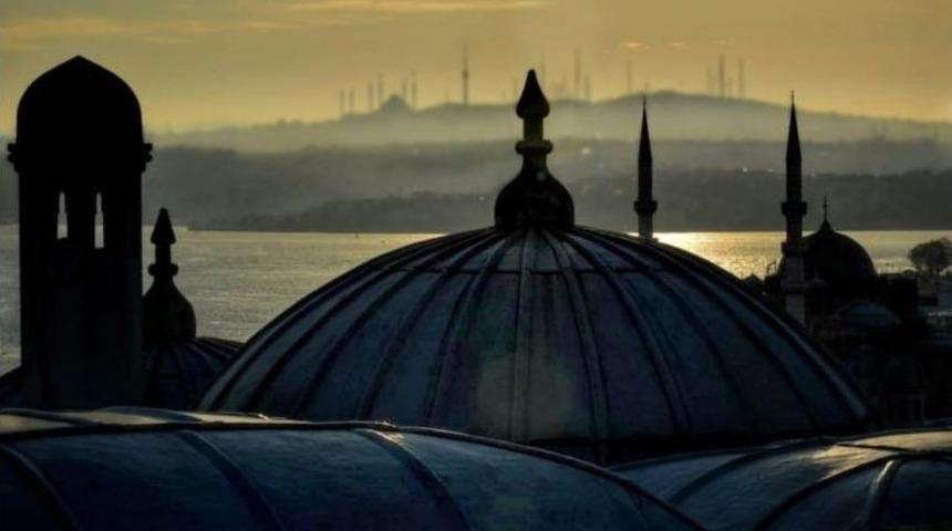 Beyaz Yakalı T&uuml;rk Fotoğraf&ccedil;ı &Ouml;d&uuml;le Doymuyor