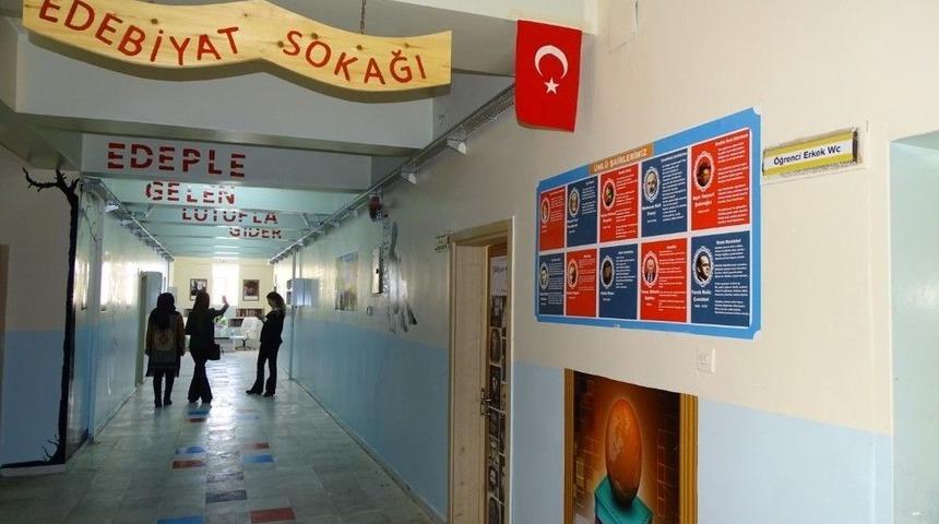 Okula Edebiyat Sokağı Açıldı