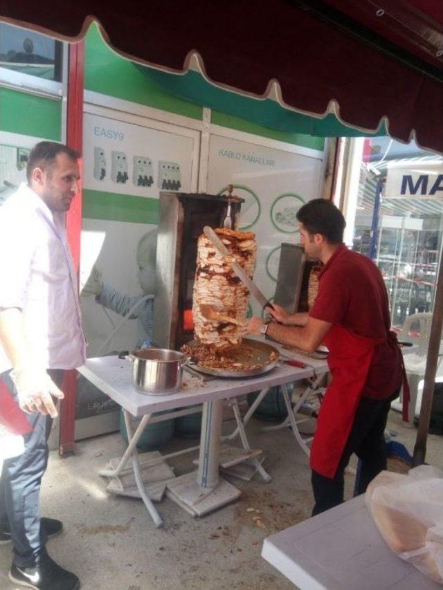 Ankaralı Hırdavat&ccedil;ı Se&ccedil;imleri Erdoğan Kazanınca "ş&uuml;k&uuml;r D&ouml;neri" Dağıttı 1