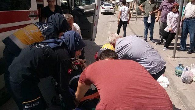 Kaldırımda Y&uuml;r&uuml;rken D&uuml;ş&uuml;p Başını &Ccedil;arpan Kadın Yaralandı 1