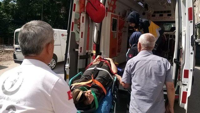 Kaldırımda Y&uuml;r&uuml;rken D&uuml;ş&uuml;p Başını &Ccedil;arpan Kadın Yaralandı 2