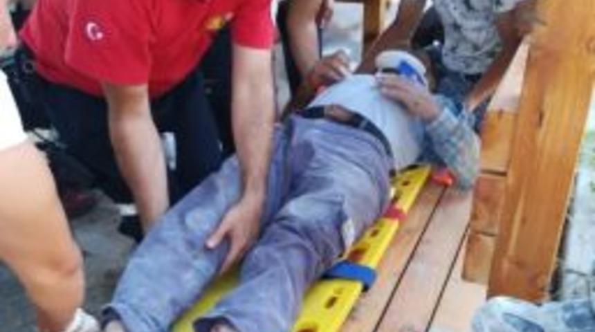 Adana&rsquo;da İnşaat İskelesi &Ccedil;&ouml;kt&uuml;: 2 Yaralı