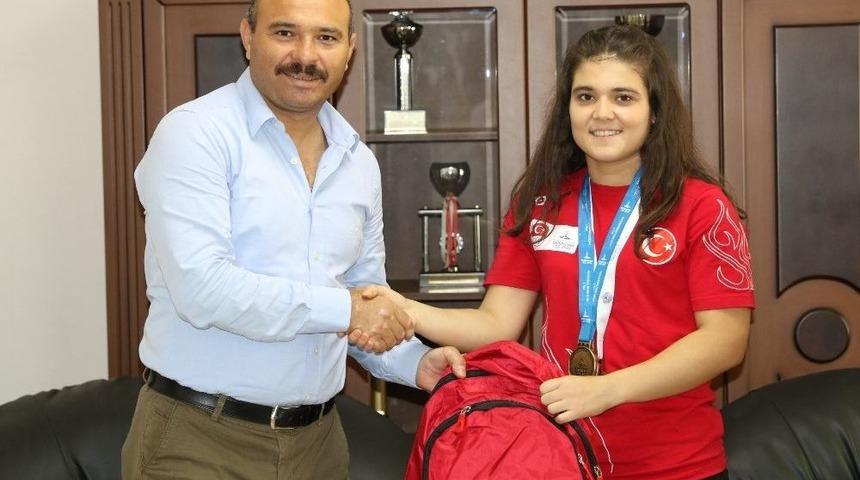 Şampiyon Ayşeg&uuml;l&rsquo;den İl M&uuml;d&uuml;r&uuml; Demir&rsquo;e Ziyaret