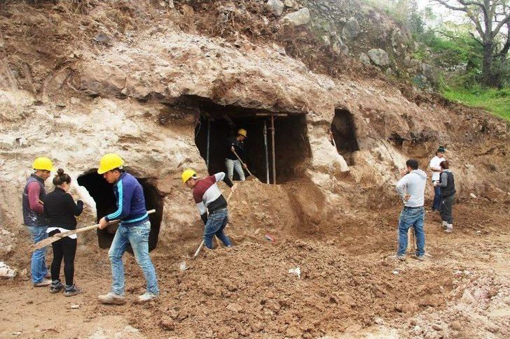 Villa İnşaatında Kaya Mezarları Bulundu G5
